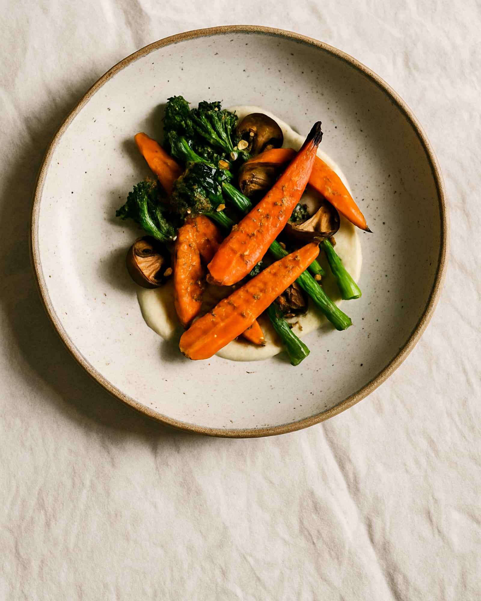Photographie d’une assiette vue du dessus sur une nappe claire